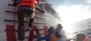 Up to 400 migrants died in boat capsize off Libya: survivors