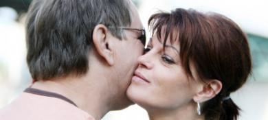 To Kiss or Not to Kiss? That Is the Question