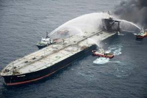 Kilometre-long slick left by burning oil tanker off Sri Lanka.jpg