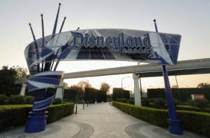 California mayors plead for reopening of theme parks.jpg