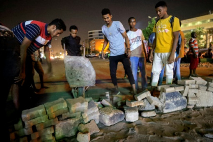 Sudan's Burhan says army stepping back for civilian govt.jpg