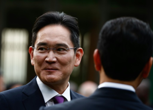South Korea pardons Samsung boss 'to help the economy'