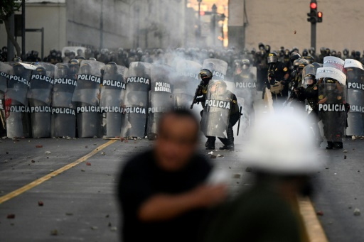 Fresh clashes in Lima as president seeks 'truce'