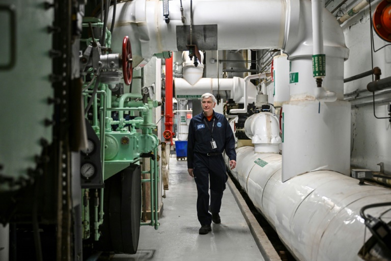 As world heats up, UN cools itself the cool way: with water