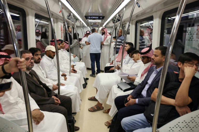 New metro cuts through Saudi social divisions