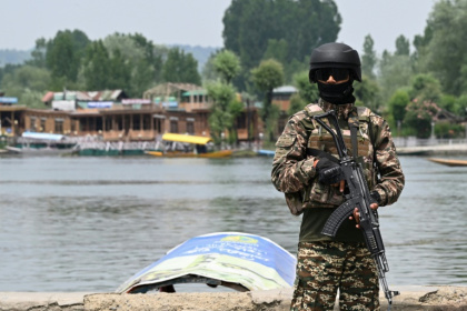 An Indian paramilitary personnel stands guard in Srinagar - Sajjad HUSSAIN (AFP)