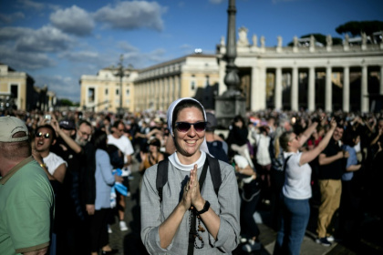 Pilgrims and onlookers cheered when the white smoke appeared - JEFF PACHOUD (AFP)