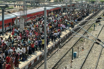Migrants wait to board a train to leave Jammu in Indian-administered Kashmir - Money SHARMA (AFP)