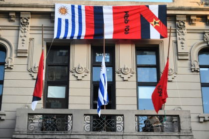 Flags fly at half staff at the Frente Amplio party headquarters in Montevideo following the death of Uruguayan former president Jose 'Pepe' Mujica - DANTE FERNANDEZ (AFP)