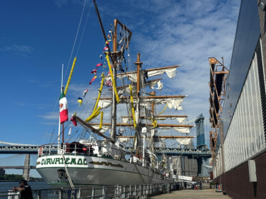 The Mexican Navy training ship that hit the Brooklyn Bridge seen with its masts broken - Ana FERNÁNDEZ (AFP)