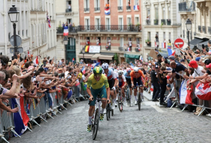 Riders in the 2024 men's Olympic road race navigate the cobbled roads of Montrmartre - Tim De Waele (AFP)