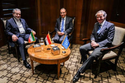 Egypt's Foreign Minister Badr Abdelatty (C) meets with his Iranian counterpart Abbas Araghchi (L) and Rafael Grossi, Director General of the International Atomic Energy Agency in Cairo - - (AFP)