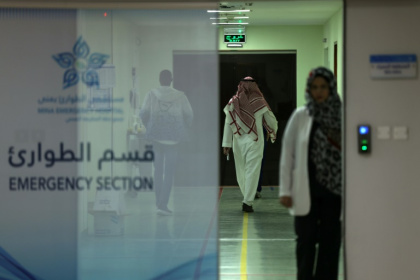 Medics and people walk at a heat stroke treatment unit at the Mina Emergency Hospital in the holy city of Mecca - HAZEM BADER (AFP)