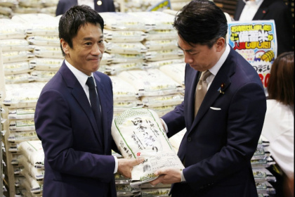 Farm minister Shinjiro Koizumi (R) has pledged to cut rice prices quicker - STR (AFP)