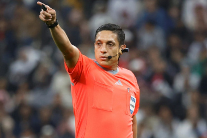 Venezuelan referee Jesus Valenzuela wearing the 'Ref Cam' during the 2024 FIFA Intercontinental Cup final football match between Spain's Real Madrid and Mexico's Pachuca at the Lusail Stadium in Doha on December 18, 2024. - KARIM JAAFAR (AFP)