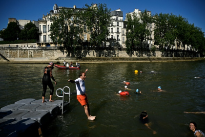 A Paris resident plunges into the Seine on July 17, 2024. - JULIEN DE ROSA (AFP)