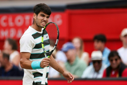 Spain's Carlos Alcaraz celebrates winning the Queen's Club title for a second time - Adrian Dennis (AFP)