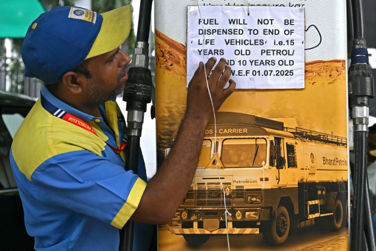 Indian capital bans fuel for old cars in anti-pollution bid