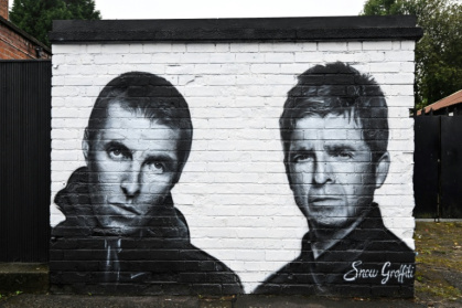 A Manchester mural by artist Snow Graffiti of Liam (left) and Noel Gallagher of Oasis - Paul ELLIS (AFP)