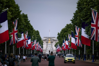Union Jack and French flags are are displayed down The Mall in London on July 6, 2025, ahead of a state visit by French President Emmanuel Macron and his wife Brigitte Macron, on July 8, 2025 - BENJAMIN CREMEL (AFP)