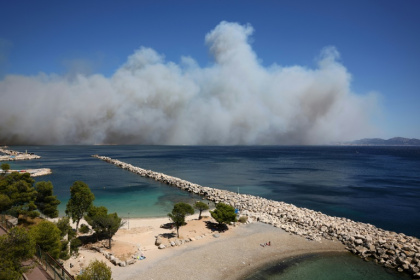 A fire in the nearby town of Pennes-Mirabeau sent plumes of acrid smoke billowing over Marseille - Clement MAHOUDEAU (AFP)