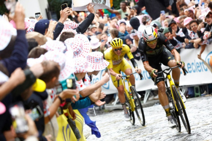 Wout van Aert and Tadej Pogacar locked in a final-stage battle on the cobbles of Montmartre - Etienne GARNIER (AFP)