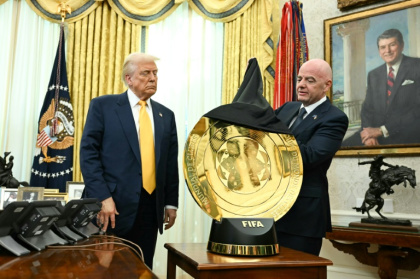 FIFA president Gianni Infantino (R) unveiled the Club World Cup trophy to US President Donald Trump in the Oval Office in March 2025 - Jim WATSON (AFP)