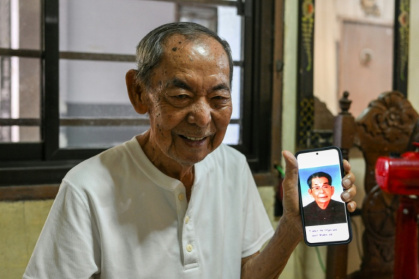 Jose Villafuerte shows a photo of his father Ginjiro Takei, a Japanese imperial army officer, at his home in San Pablo, Laguna - Jam STA ROSA (AFP)