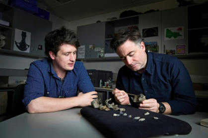 Museums Victoria Researcher Ruairidh Duncan (L) and Palaeontologist Erich Fitzgerald with the partial fossil skull and teeth of Janjucetus dullardi in Melbourne - Tom BREAKWELL (AFP)