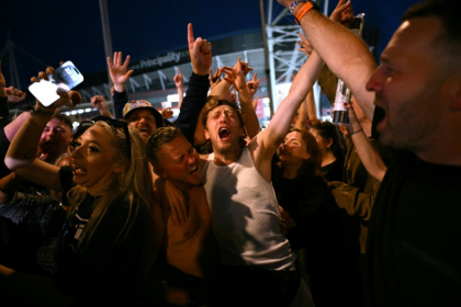 Oasis fans rock out last month during the band's first tour in 16 years in Cardiff, Wales - Oli SCARFF (AFP)