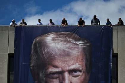 Workers hang a large photo of US President Donald Trump on the facade of the Department of Labor headquarters in Washington - Drew ANGERER (AFP)