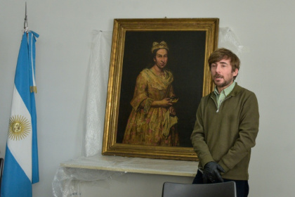 Art expert Ariel Bassano with the Nazi-looted 'Portrait of a Lady' after it was retrieved by Argentine authorities from the daughter of an SS officer in the resort of Mar del Plata - STRINGER (AFP)