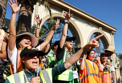 Members of an actors' guild protest as part of a strike against the Hollywood studios in November 2023 in Los Angeles, California - MARIO TAMA (AFP)