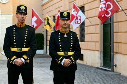 Lieutnant colonel and vice-commandant of the Swiss Guards, Loic Rossier (L) and captain Lorenz Keusch pose with the updated ceremonial uniform of the Pontifical Swiss Guard in The Vatican on October 2, 2025. - Tiziana FABI (AFP)