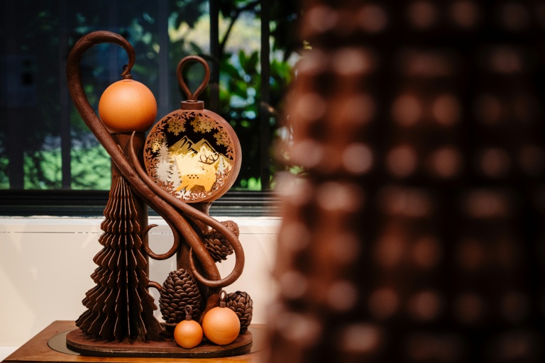 Rich art: French pastry chefs auction chocolate sculptures