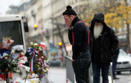 Eagles of Death Metal singer Jesse Hughes, left, and guitarist Dave Catching pay tribute to the Bataclan victims in 2015 - MIGUEL MEDINA (AFP)