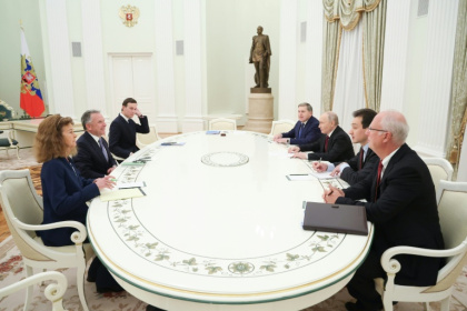 Vladimir Putin welcomed the US negotiators at the Kremlin - Peter MURPHY (AFP)