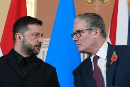 Ukraine's President Volodymyr Zelensky (L, pictured in October 2025) is due to meet British Prime Minister Keir Starmer in London to discuss the negotiations to end the war with Russia - Kirsty Wigglesworth (AFP)