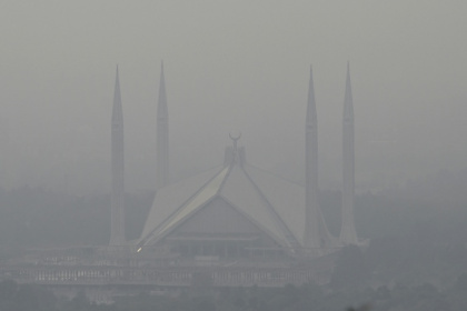 The Shah Faisal Mosque engulfed in dense smog due to severe air pollution in Islamabad - Aamir QURESHI (AFP)