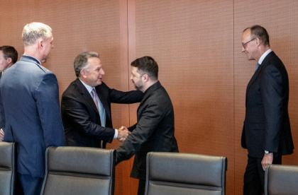 Ukraine's President Volodymyr Zelensky shook hands with US special envoy Steve Witkoff as German Chancellor Friedrich Merz looked on - Guido Bergmann (AFP)