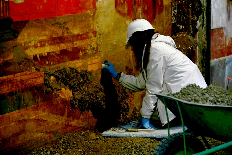 'Virgin' frescoes emerge from Pompeii suburb