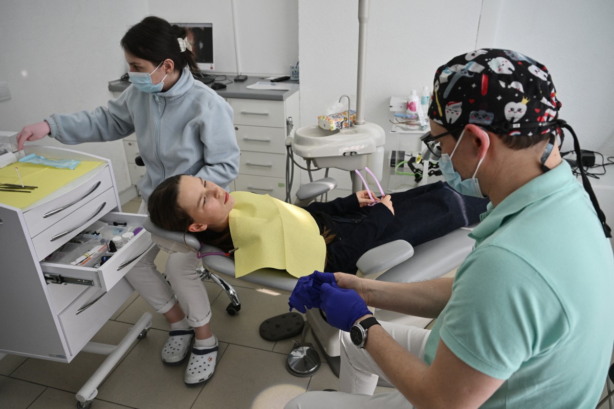 Some Ukrainian refugees head home - for dental work