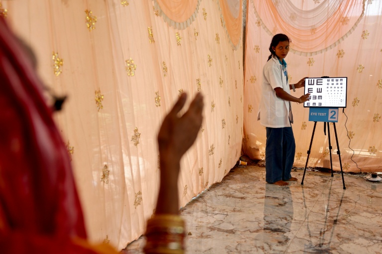 Low cost glasses help India's poor see a better future