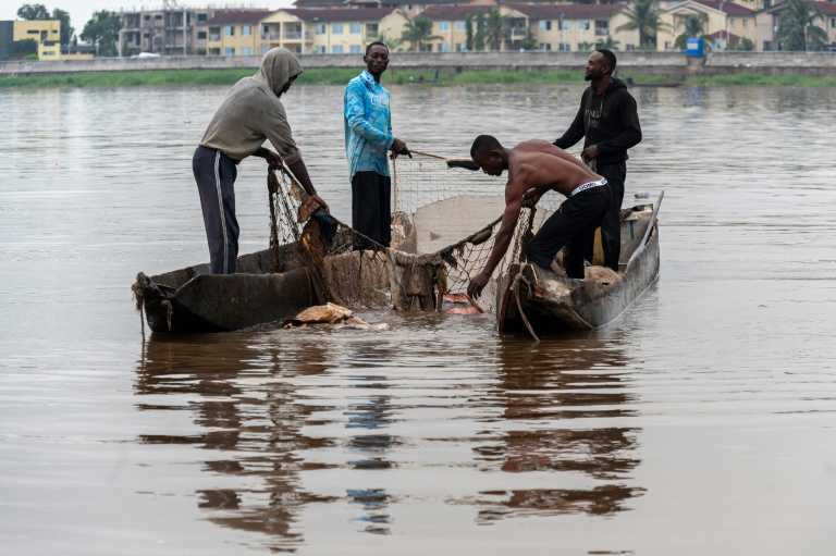 DR Congo fishermen resort to trawling plastic waste