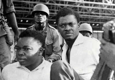 Patrice Lumumba (R) and Senate vice-president Joseph Okito (L) after their arrest in Leopoldville (now Kinshasa) in 1960 - STRINGER (AFP)