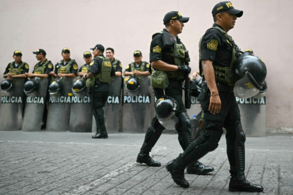 Peruvian police officers stand guard before the election of a new interim president - Ernesto BENAVIDES (AFP)