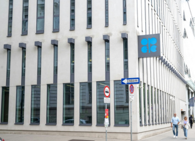 (FILES) People walk by the building headquarters of OPEC (Organization of The Petroleum Exporting Countries) as the logo is seen on its facade in Vienna, Austria - JOE KLAMAR (AFP)