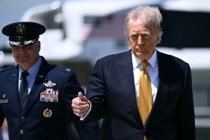 US President Donald Trump gestures prior boarding Air Force One at Joint Base Andrews en route to China - Brendan SMIALOWSKI (AFP)