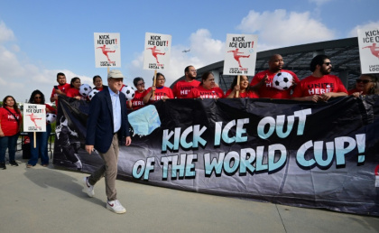 California gubernatorial candidate Tom Steyer joins Sofi Stadium workers who are threatening strike action during the World Cup if federal immigration officers are deployed at the venue - Frederic J. BROWN (AFP)