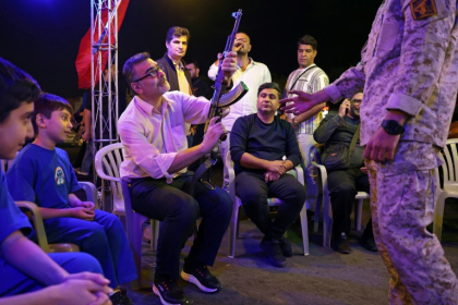 Fearing renewed war, Iranian authorities are teaching civilians the basics of weapons handling - - (AFP)